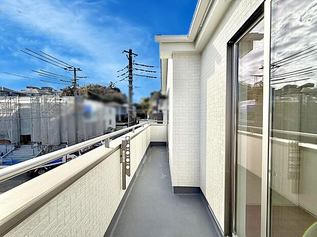 【バルコニー】■ 季節の移ろいを感じられる開放的な空間です