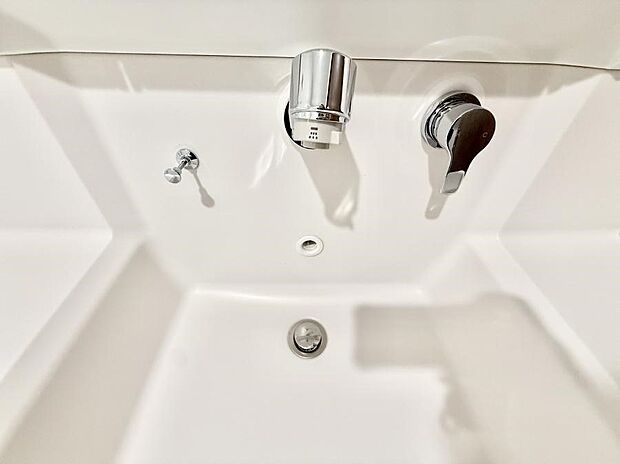 【ハンドシャワー付洗面台】■細かい部分まで洗いやすく便利なハンドシャワー付き