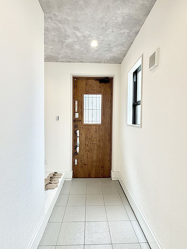 【玄関】■ 毎日を気持ちよく迎える、明るく温もりのある玄関