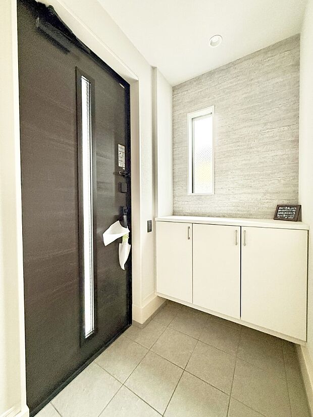 【玄関】■ 毎日を気持ちよく迎える、明るく温もりのある玄関