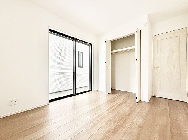 【寝室】■窓の配置や通気性の良い設計で部屋の空気がこもらず、常に新鮮な空気が流れます