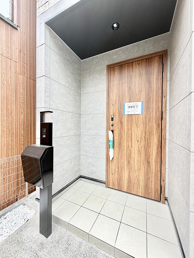 【玄関】■ 心地よい暮らしへとつながる、温かい玄関