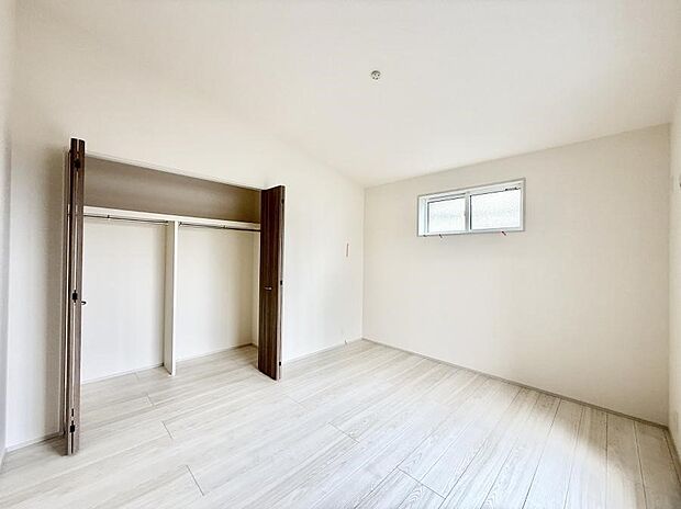 【リビング以外の居室】■清潔感あふれるお部屋で毎日を快適に過ごせます