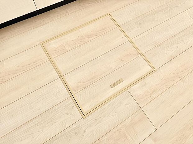 【床下収納】■季節物など簡単に収納でき便利