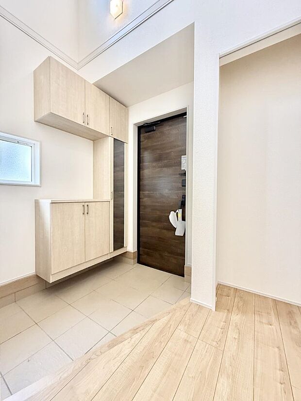 【玄関】■ 毎日を気持ちよく迎える、明るく温もりのある玄関