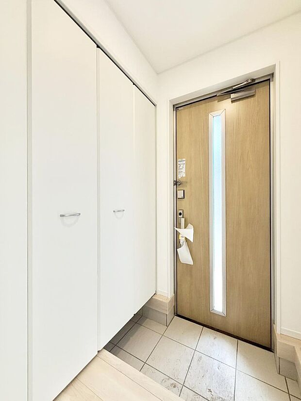 【玄関】■ 家族やゲストをやさしく迎える、心地よい空間