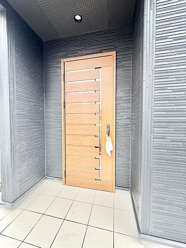 【玄関】■ シンプルで美しく、住まいの第一印象を彩る玄関です