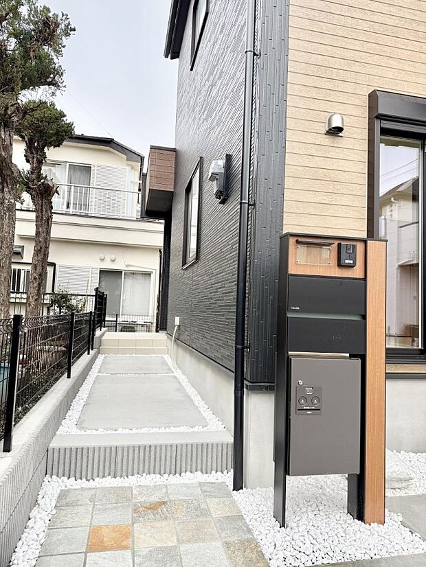 【玄関】■ 帰るたびにホッとする、安心感のある佇まい