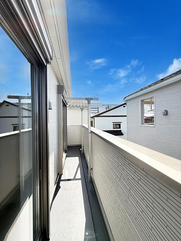 【バルコニー】■ 朝のコーヒーや夜の星空を楽しむ、癒しの場所