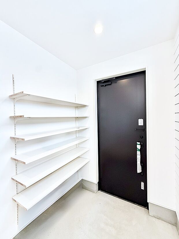 【玄関】■ 毎日を気持ちよく迎える、明るく温もりのある玄関