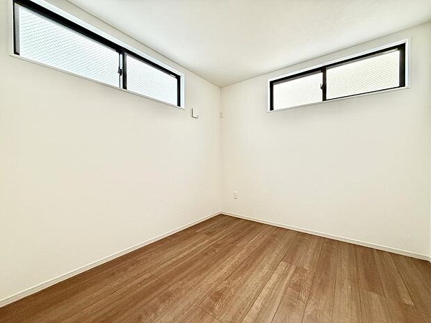 【寝室】■シンプルな空間で、収納付きベッドやデスクなど、多機能な家具を活用しやすいです