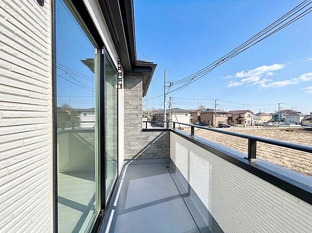 【バルコニー】■ 季節の移ろいを感じられる開放的な空間です