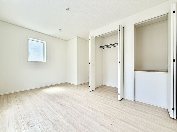 【寝室】1号棟  ■窓の配置や通気性の良い設計で部屋の空気がこもらず、常に新鮮な空気が流れます