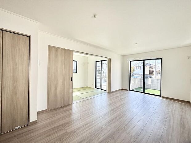 【リビング】■光と風を感じる、リラックスできる空間