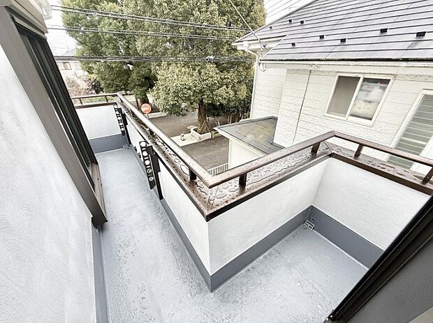 【バルコニー】■ 朝のコーヒーや夜の星空を楽しむ、癒しの場所