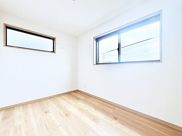 【寝室】■シンプルな空間で、収納付きベッドやデスクなど、多機能な家具を活用しやすいです