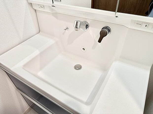 【ハンドシャワー付洗面台】■手洗いや顔を洗う時も快適に使える便利なシャワー