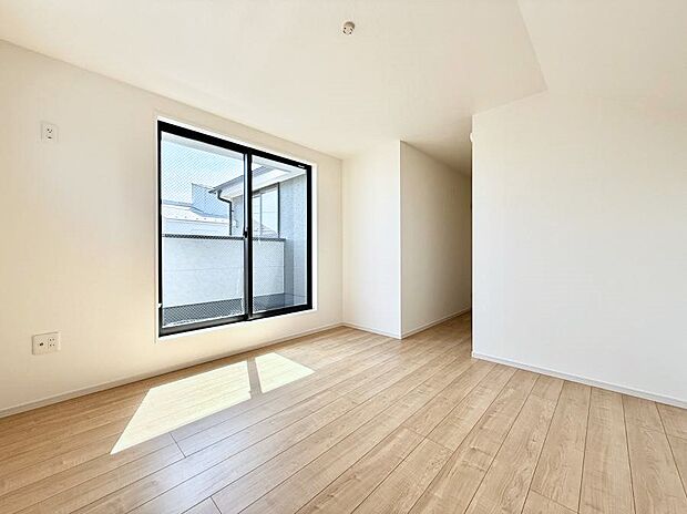 【寝室】■シンプルな空間で、収納付きベッドやデスクなど、多機能な家具を活用しやすいです