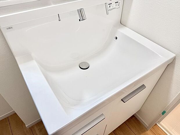 【ハンドシャワー付洗面台】■細かい部分まで洗いやすく便利なハンドシャワー付き