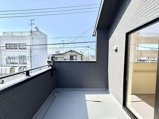 【バルコニー】■ 季節の移ろいを感じられる開放的な空間です