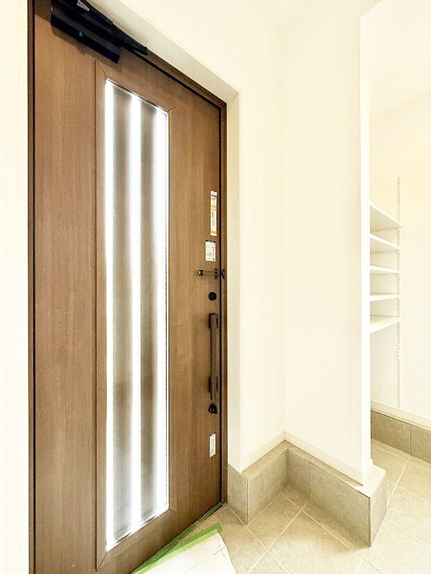 【玄関】■ 家族やゲストをやさしく迎える、心地よい空間