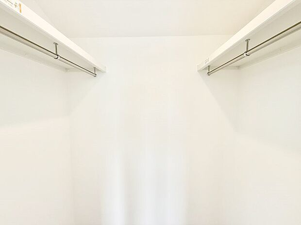 【収納】■季節の洋服も、思い出の小物もすっきり収納できるウォークインクローゼット付  