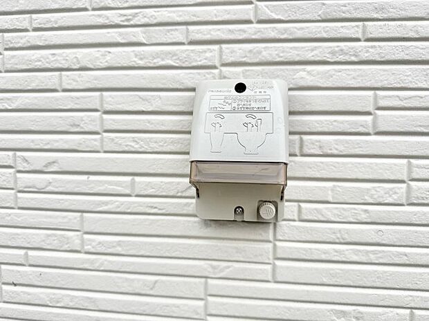 【屋外コンセント】■屋外に電源コンセントがあれば、高圧洗浄機で窓や外壁を掃除するなど便利です。