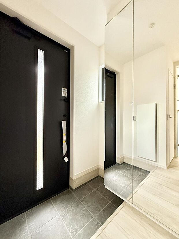 【玄関】■ 家族やゲストをやさしく迎える、心地よい空間