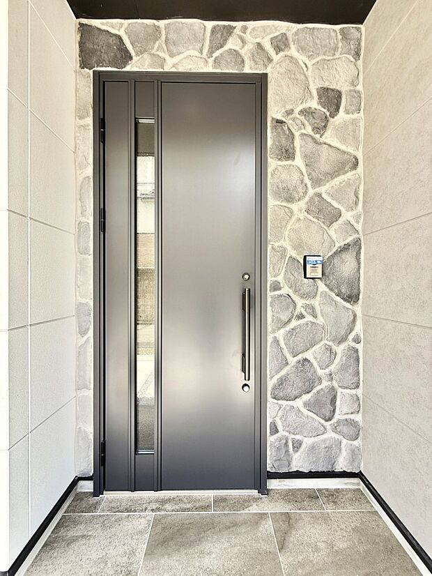 【玄関】■ シンプルで美しく、住まいの第一印象を彩る玄関です