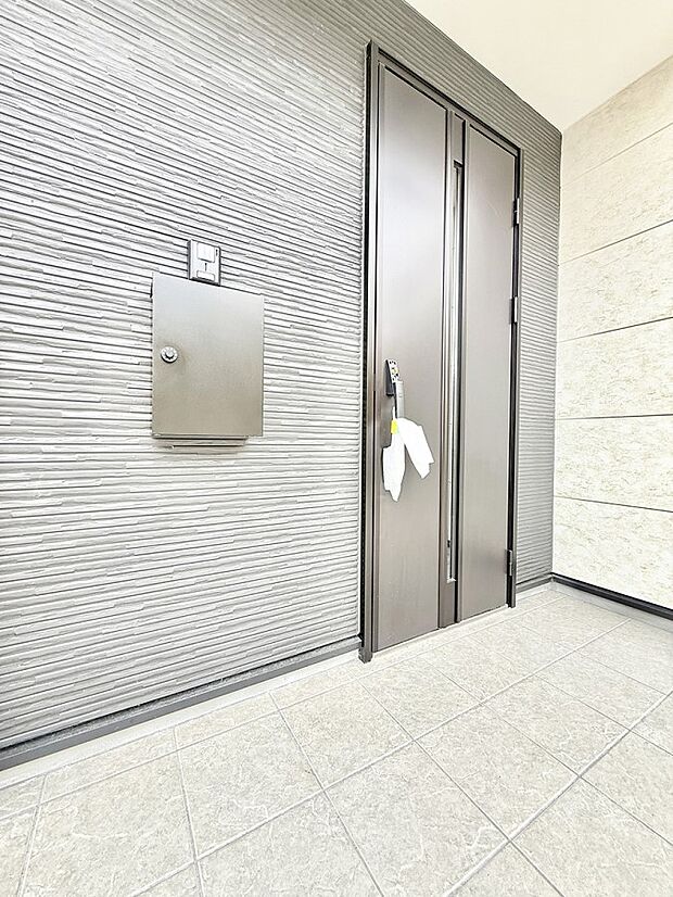 【玄関】■ シンプルで美しく、住まいの第一印象を彩る玄関です