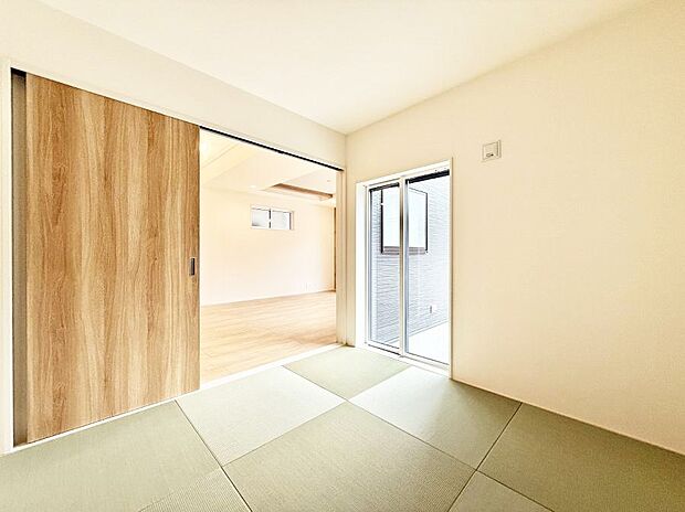 【リビング以外の居室】■落ち着いた色合いのお部屋で穏やかな時間を楽しめます