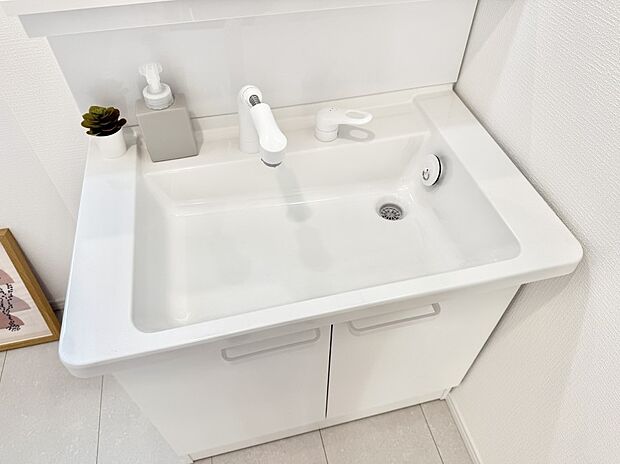 【ハンドシャワー付洗面台】■細かい部分まで洗いやすく便利なハンドシャワー付き