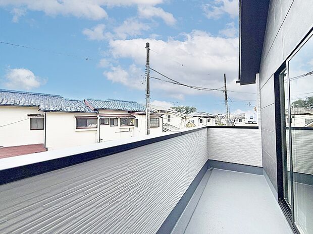 【バルコニー】■ 季節の移ろいを感じられる開放的な空間です