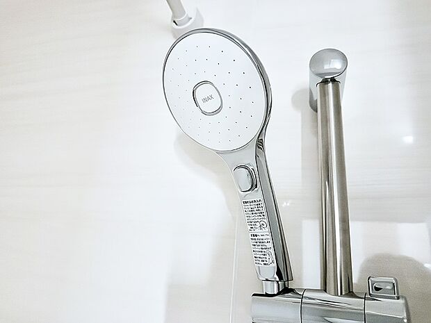 【止水シャワーヘッド】■手元で簡単に止水できるため、水の無駄遣いを減らすことができます。