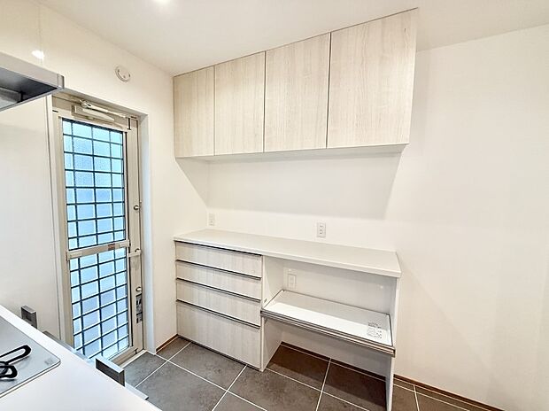 【その他内観】■勝手口のあるキッチン