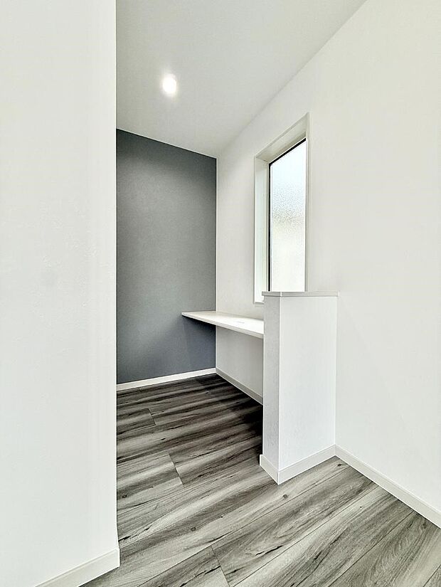 【その他内観】■勉強・テレワークなど様々な用途で使えるカウンター付き  