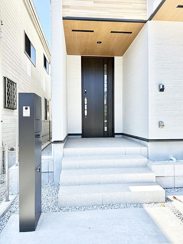【玄関】■ シンプルで美しく、住まいの第一印象を彩る玄関です