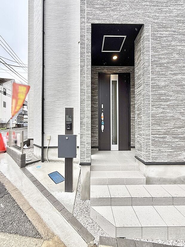 【玄関】■ シンプルで美しく、住まいの第一印象を彩る玄関です