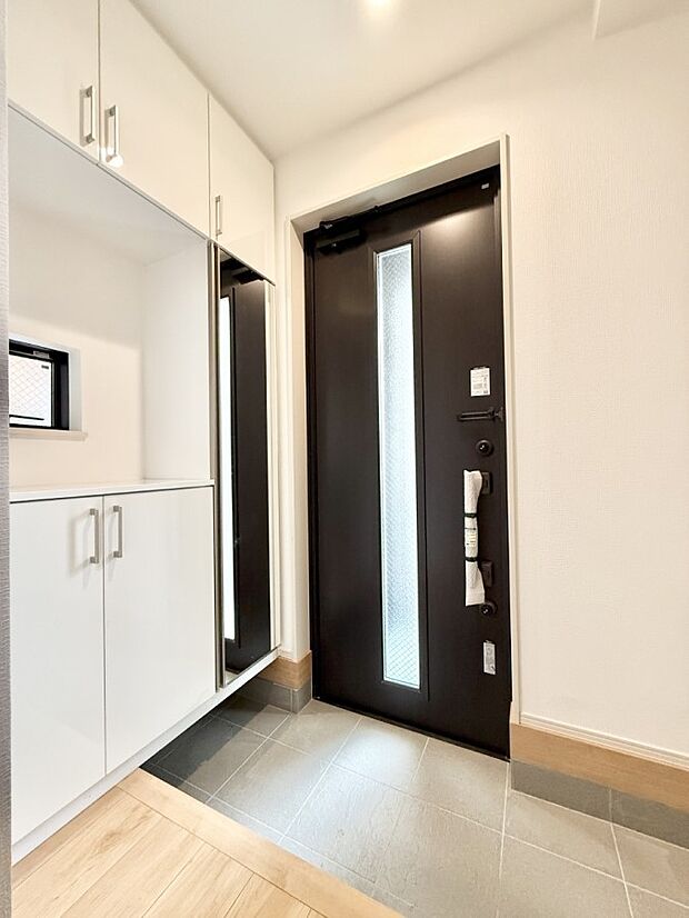 【玄関】■ 家族やゲストをやさしく迎える、心地よい空間