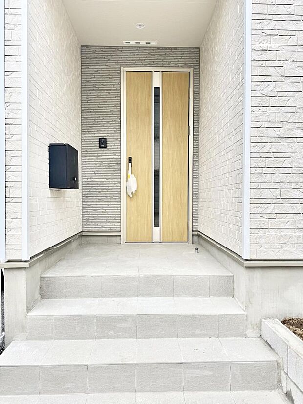 【玄関】■ 心地よい暮らしへとつながる、温かい玄関