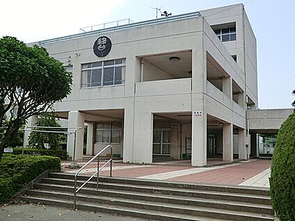 伊勢原市立緑台小学校 700m(9分)