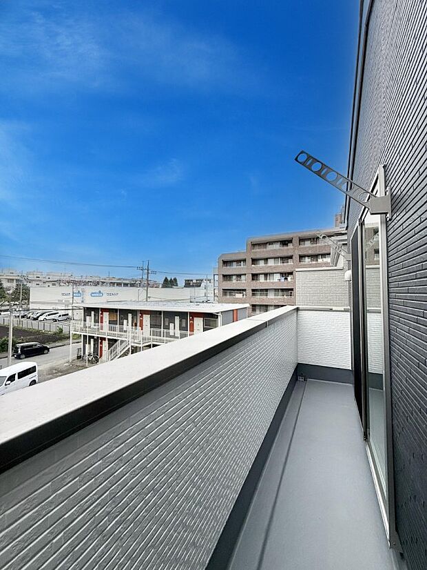 【バルコニー】■ 朝のコーヒーや夜の星空を楽しむ、癒しの場所