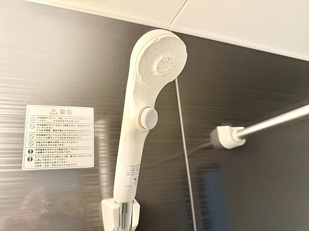 【止水シャワーヘッド】■手元で簡単に止水できるため、水の無駄遣いを減らすことができます。