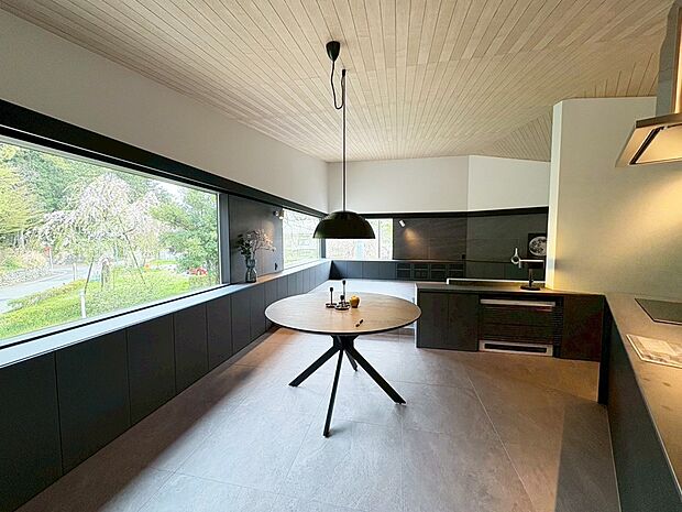 【ダイニング】■ふとした瞬間に幸せを感じる、心地よい場所