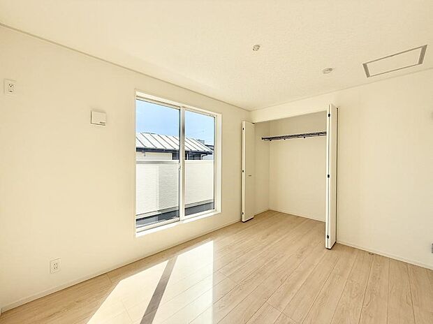 【寝室】■窓の配置や通気性の良い設計で部屋の空気がこもらず、常に新鮮な空気が流れます