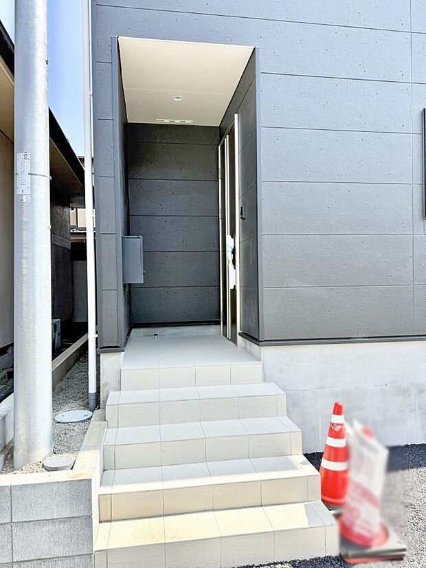 【玄関】1号棟  ■ 心地よい暮らしへとつながる、温かい玄関