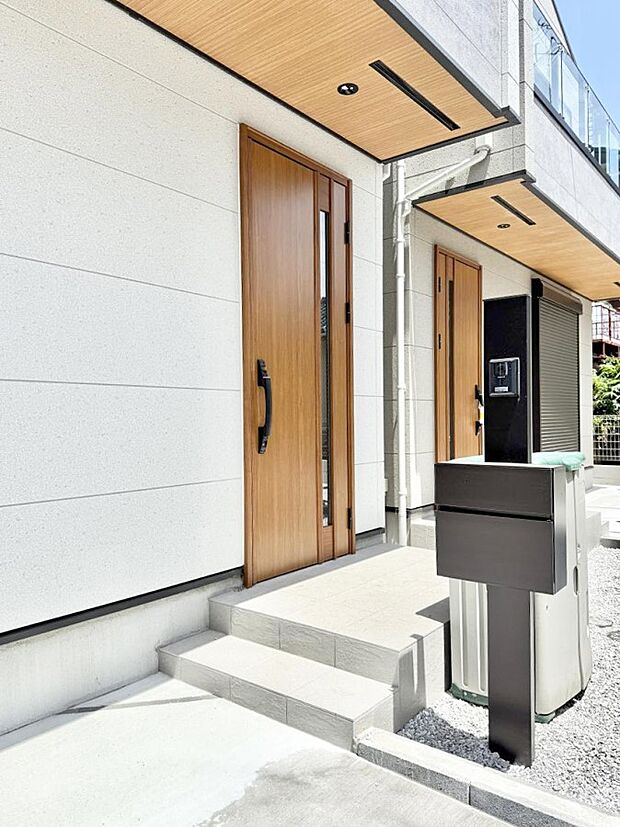 【玄関】3号棟 ■ 帰るたびにホッとする、安心感のある佇まい