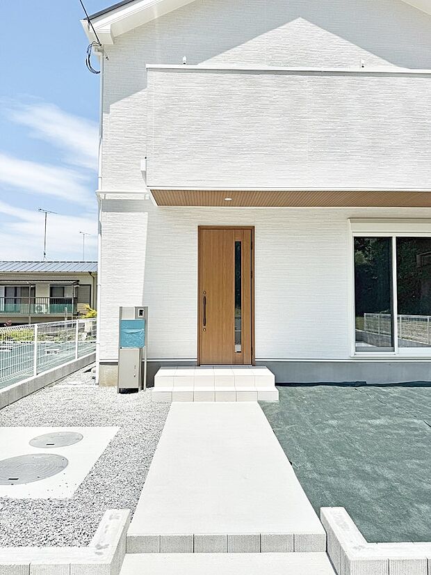 【玄関】■ シンプルで美しく、住まいの第一印象を彩る玄関です