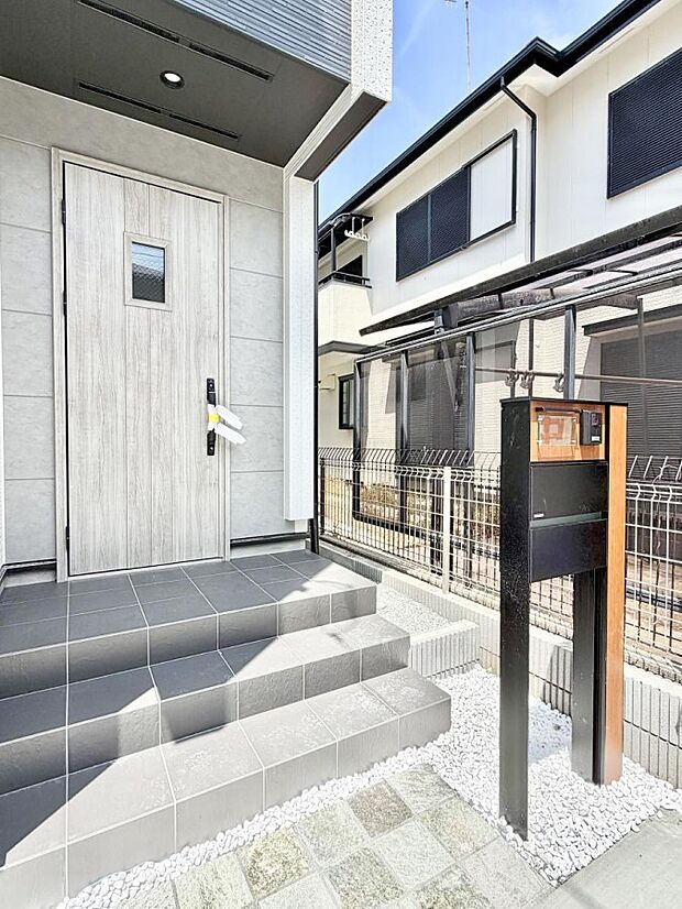 【玄関】■ 帰るたびにホッとする、安心感のある佇まい