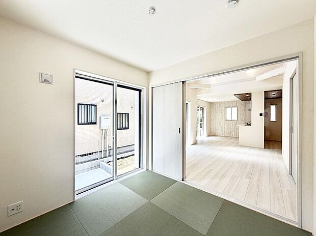 【リビング以外の居室】■落ち着いた色合いのお部屋で穏やかな時間を楽しめます
